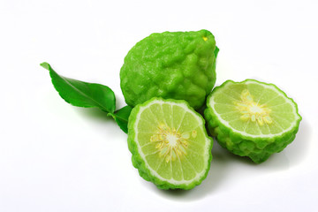 Fototapeta na wymiar Fresh of bergamot fruit with leaf isolated on white background