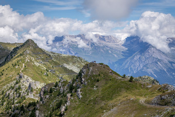 Naklejka na ściany i meble les crêtes vertes des montagnes des Alpes Suisses