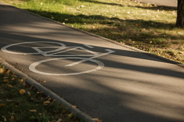 Obraz premium white bike path sign in the park
