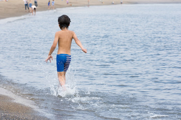 海で遊ぶ子供、走り