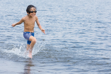 海で遊ぶ子供、走り