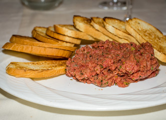 beef tartare with slices of toasted bread