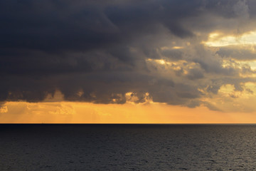 Sonnenaufgang bei starker Bewölkung 