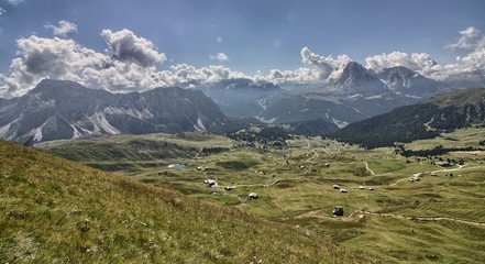 Il Gruppo del Sella e il Massiccio del Sassolungo visti dal Col Raiser