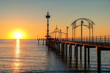 Obraz premium Brighton Beach pier with people at sunset
