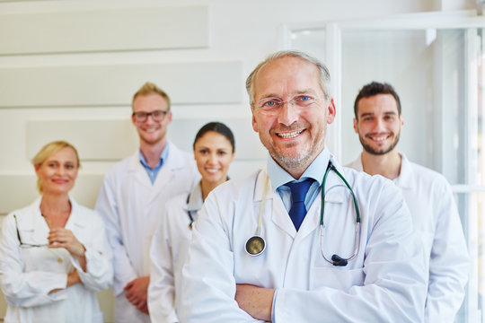 Senior als stolzer Chefarzt