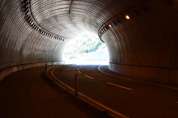 Papier Peint photo Tunnel シェルター ／ 山形県鶴岡市の海岸に建造されている「油戸シェルター」です。すぐ横が海なので、風や波除けの役目を果たします。また冬期間は、雪から防護するために設置されたシェルターです。