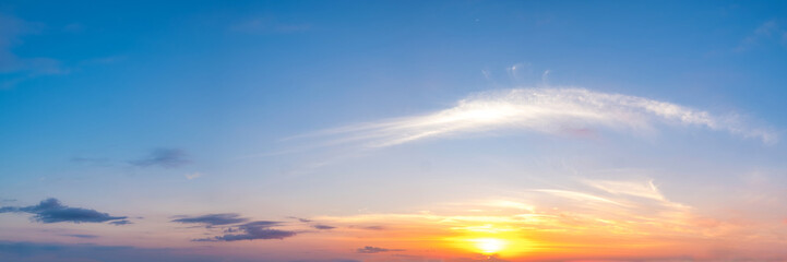 Obraz premium Wibrujący kolor panoramiczny słońce wschodzi i słońce ustawia niebo z chmurą w pochmurny dzień. Piękna chmura cirrus. Panorama o wysokiej rozdzielczości.