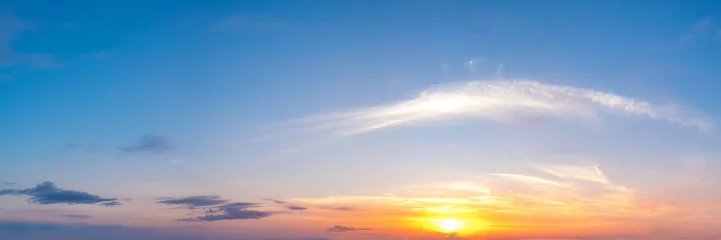 Photo sur Plexiglas Mer / coucher de soleil Lever du soleil panoramique aux couleurs vives et coucher de soleil ciel avec nuages par temps nuageux. Beau cirrus. Photographie panoramique haute résolution.