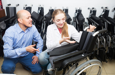 Specialist consulting client about wheelchairs