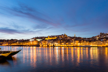 Fototapeta na wymiar Porto in der Nacht