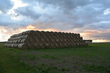Strohpyramide in der Abenddämmerung