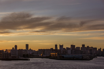 Sonnenuntergang vor der Skyline von Boston in den USA.