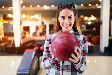 Beautiful woman bowling - obrazy, fototapety, plakaty