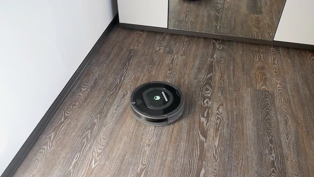 The robot vacuum cleaner removes the floor covered with a laminate, rotating in a spiral and in an arbitrary route