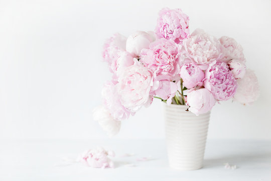 Fototapeta piękny różowy bukiet kwiatów piwonii w wazonie