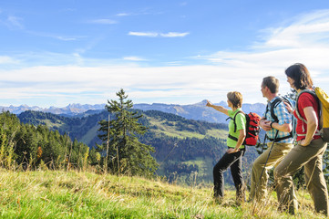 Fototapeta na wymiar herrlicher Ausblick auf die Allgäuer Alpen beim Wandern