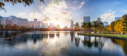 Zmierzch przy Orlando w Jeziornym Eola parku z wodną fontanny i miasta linią horyzontu, Floryda, usa - 171290958