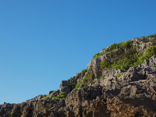 Fototapeta na wymiar Felslandschaft vor strahlend blauem Himmel in Nordspanien