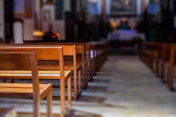 Les bancs d'église sous les rayones de soleil.