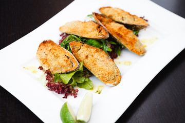 Baked mussels with cheese