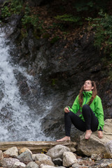 Obraz premium woman enjoying near a waterfall