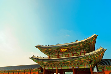 Obraz premium Roof top of the entrance to Gyeongbokgung Palace - the main royal palace of the Joseon dynasty - Seoul, South Korea