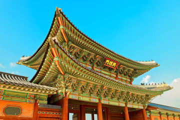 Fototapeta na wymiar Entrance to Gyeongbokgung Palace - the main royal palace of the Joseon dynasty - Seoul, South Korea