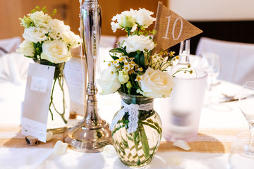 Blumendekoration für Hochzeitsfeier