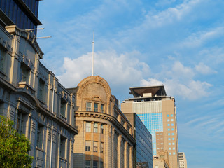 夕暮れの神戸海岸通の街並み