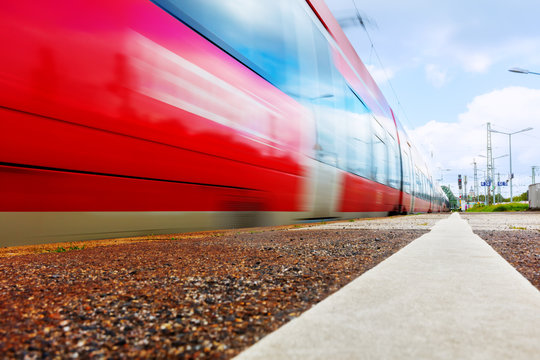 Fast modern train in Germany Zugdurchfahrt schneller Zug schnell reisen Fahrpreis Regionalzug Regionalbahn Regio regionaler Verkehr Fahrpreiserh&ouml;hung Fahrplan Fahrplan&auml;nderung DB Bahnverkehr Bahnkrise