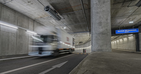 LKW fährt aus dem Parkhaus