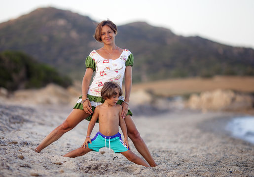 Mamma e figlio giocano sulla spiaggia