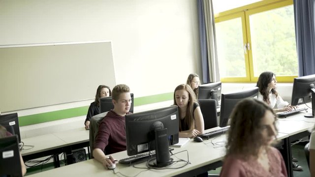 Junge und Mädchen lernen gemeinsam im Klassenzimmer Computerraum