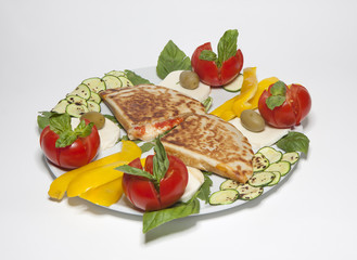 Piadina con pomodori e mozzarella