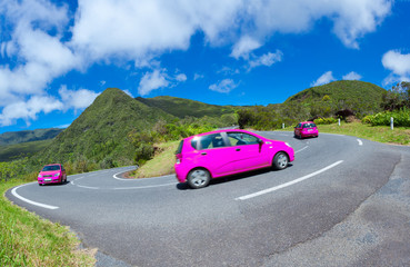  voiture rose sur route des Plaines, île de la Réunion 
