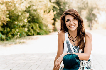 Naklejka premium Portrait of a cheerful young brunette woman smiling
