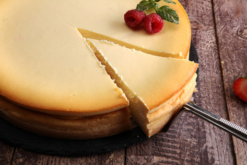 Zelfgemaakte cheesecake met verse aardbeien en munt als toetje - gezonde biologische zomerdesserttaart cheesecake. Vanille Cheesecake.