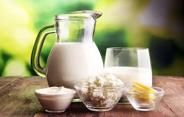 Abwaschbare Fototapete Milchprodukte Milchprodukte. leckere gesunde Milchprodukte auf einem Tisch