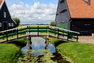 Brücke über einen Kanal