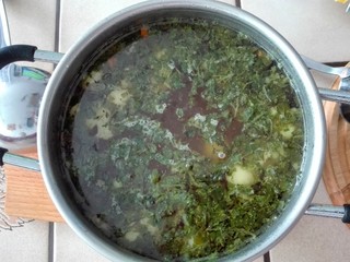 Suppe mit Blumenkohl und Petersilie