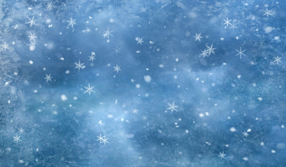 Winterlicher Wolkenhimmel mit Schneefall und Eiskristallen