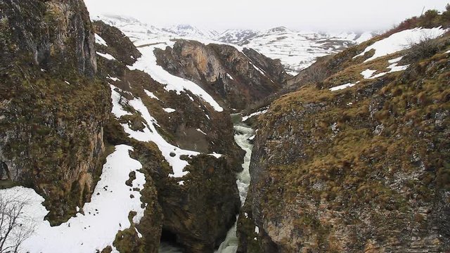 Vista del Rio Sil cerca del lugar de su nacimiento, naciendo de las montañas nevadas Paisaje montañoso caliza en invierno  (3 Cortes)