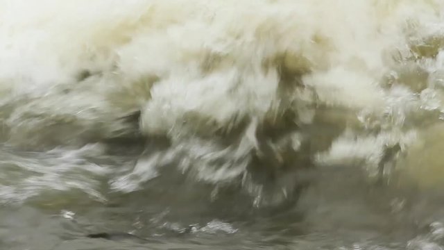 Borbotones en Torrente de Agua en el Rio