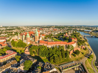 Kraków z lotu ptaka. Krajobraz Krakowa z Zamkiem i Katedrą na Wawelu .