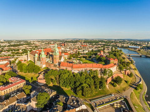 Fototapeta Kraków z lotu ptaka. Krajobraz Krakowa z Zamkiem i Katedrą na Wawelu .