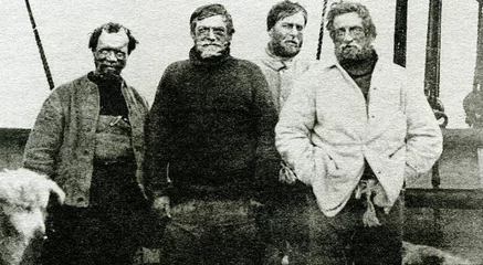 Fotobehang Nimrod Expedition South Pole Party (left to right): Frank Wild, Ernest Shackleton, Eric Marshall and Jameson Adams, 1909 © Juulijs