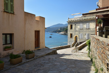 Naklejka premium Lumière d'été dans le village d'Erbalunga dans le cap Corse