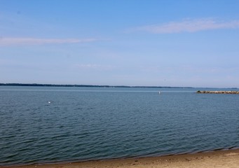 Obraz premium The view of the lake from the sand of the beach.
