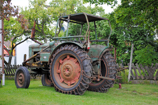 Traktor mit Schneeketten im Sommer